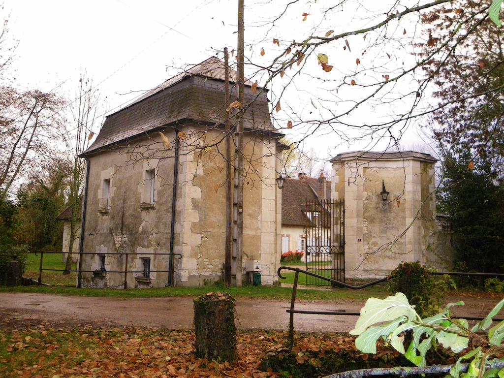 La Petite Varenne Turny Bagian luar foto